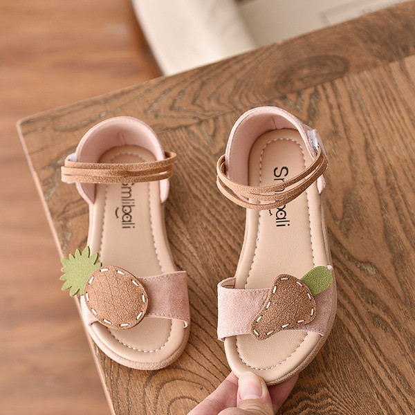 Modern gyerekszandál matricával és 3D elemmel