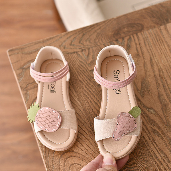 Modern gyerekszandál matricával és 3D elemmel