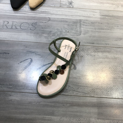 Νέο μοντέλο εσανδάλια με ίσια σόλα και μεταλλικών στοιχείων