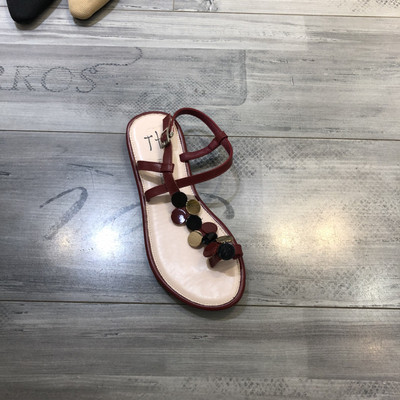 Νέο μοντέλο εσανδάλια με ίσια σόλα και μεταλλικών στοιχείων