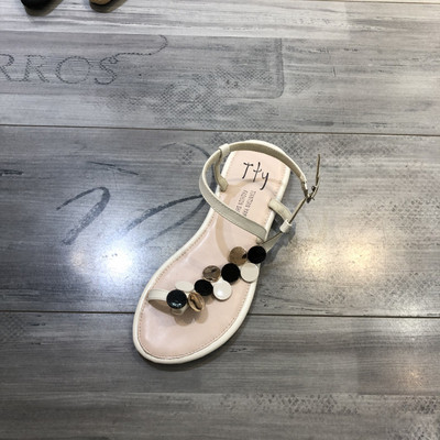 Νέο μοντέλο εσανδάλια με ίσια σόλα και μεταλλικών στοιχείων