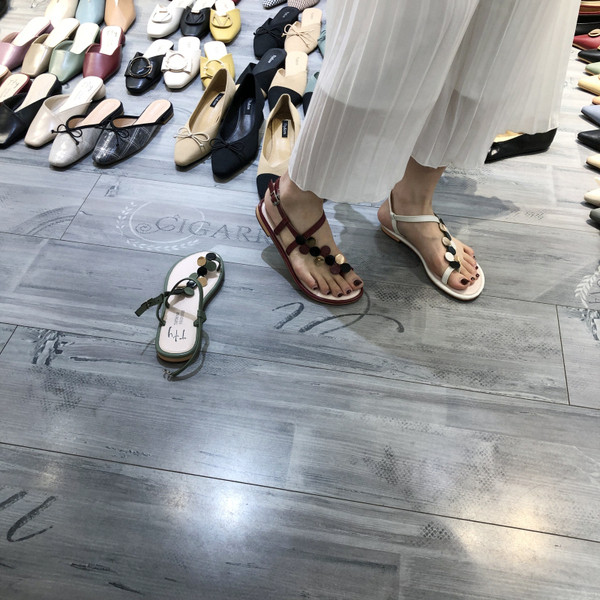 Νέο μοντέλο εσανδάλια με ίσια σόλα και μεταλλικών στοιχείων