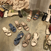 Női szandál széles bőrpánttal