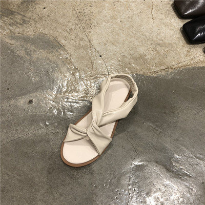 Női szandál széles bőrpánttal