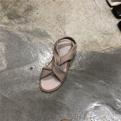 Női szandál széles bőrpánttal