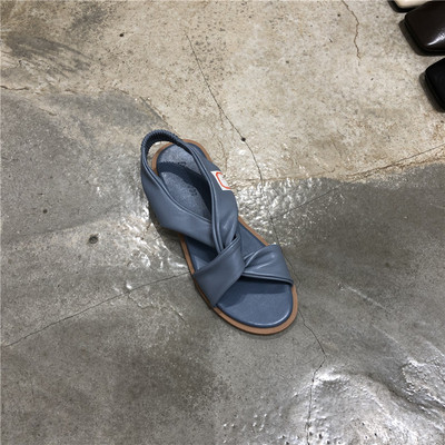 Női szandál széles bőrpánttal