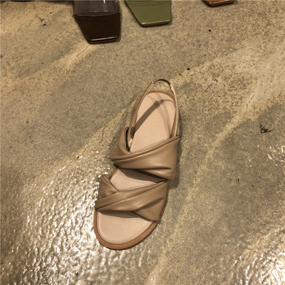 Női szandál széles bőrpánttal