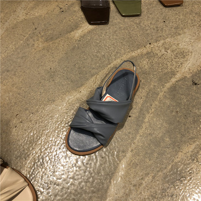 Női szandál széles bőrpánttal