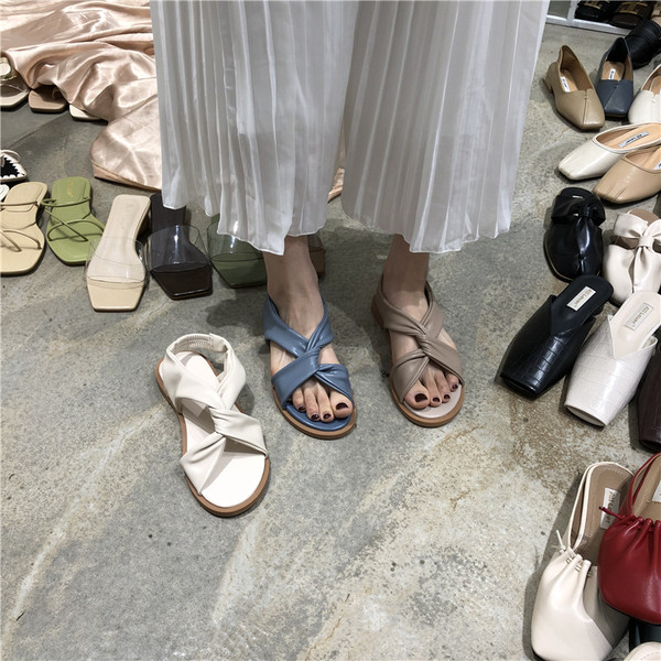 Női szandál széles bőrpánttal