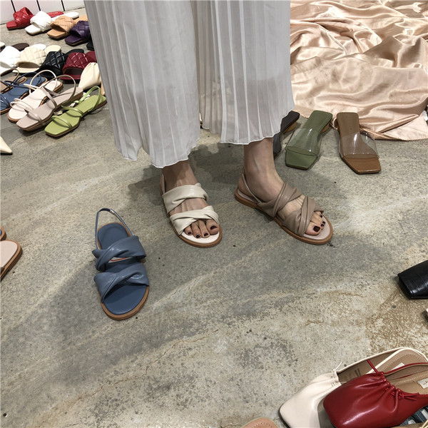 Női szandál széles bőrpánttal