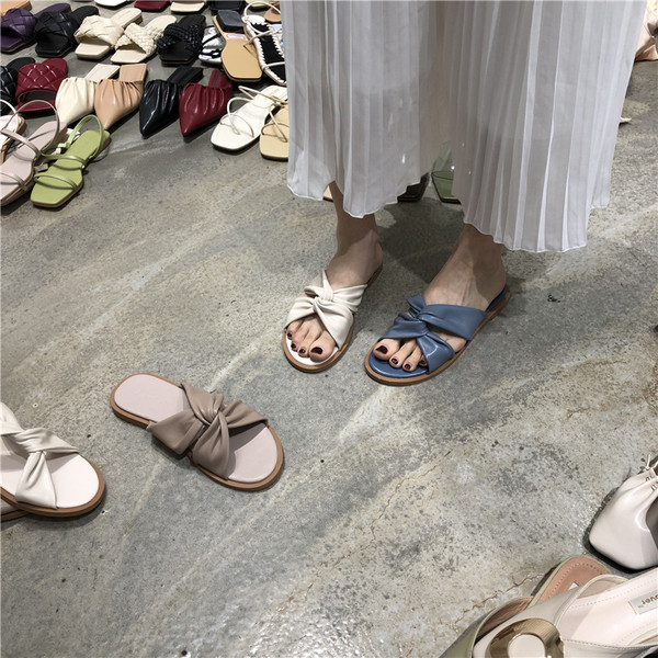 Női szandál széles bőrpánttal