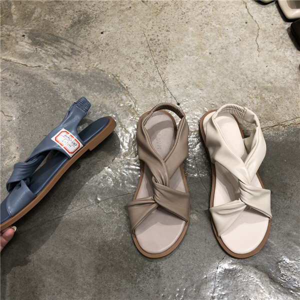 Női szandál széles bőrpánttal