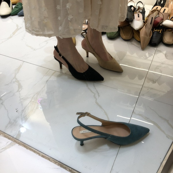 Női velúr sarkú szandál hegyes modell