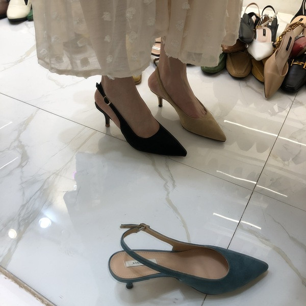 Női velúr sarkú szandál hegyes modell