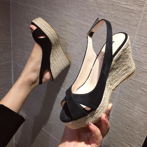 Modern női szandál eco velúrból és platformból