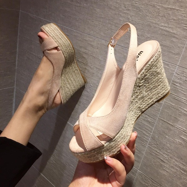 Modern női szandál eco velúrból és platformból