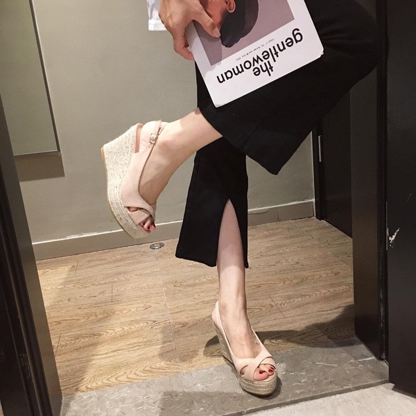 Modern női szandál eco velúrból és platformból