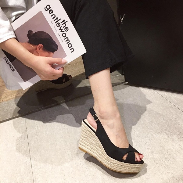 Modern női szandál eco velúrból és platformból