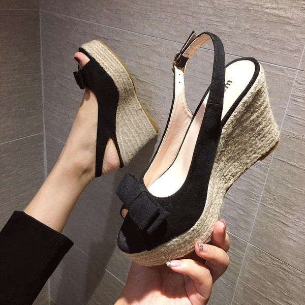 Naiste seemisnahast sandaalid paela ja platvormiga