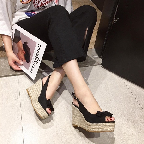 Naiste seemisnahast sandaalid paela ja platvormiga