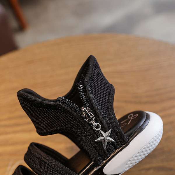 Alkalmi gyerekszandál cipzárral és vékony talppal