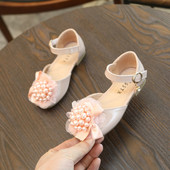 Modern gyerekszandál csattal és gyöngyökkel