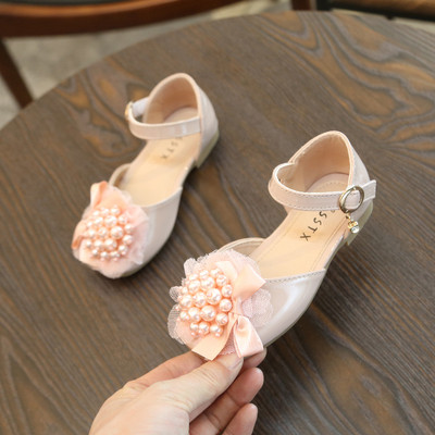 Modern gyerekszandál csattal és gyöngyökkel