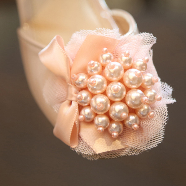 Modern gyerekszandál csattal és gyöngyökkel