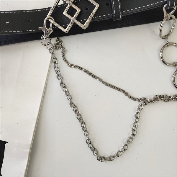 Ženski remen crne boje i metalni lančić