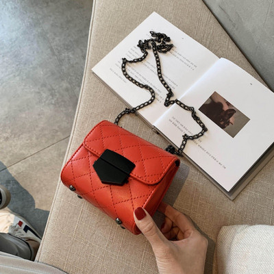 Väike naiste õlakott metallist ketiga