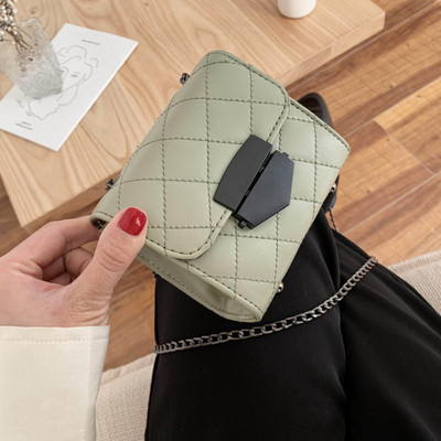 Väike naiste õlakott metallist ketiga