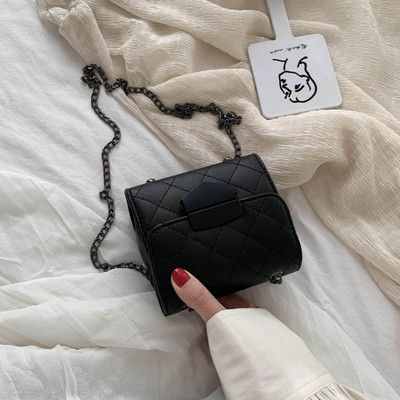 Väike naiste õlakott metallist ketiga