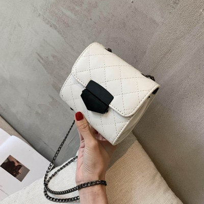 Väike naiste õlakott metallist ketiga