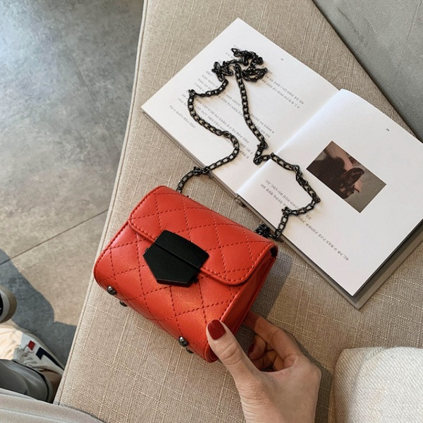 Väike naiste õlakott metallist ketiga