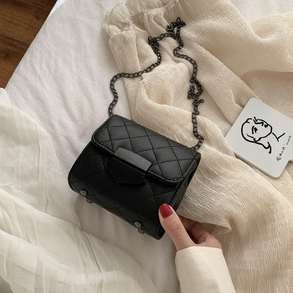 Väike naiste õlakott metallist ketiga