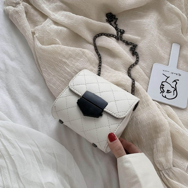 Väike naiste õlakott metallist ketiga