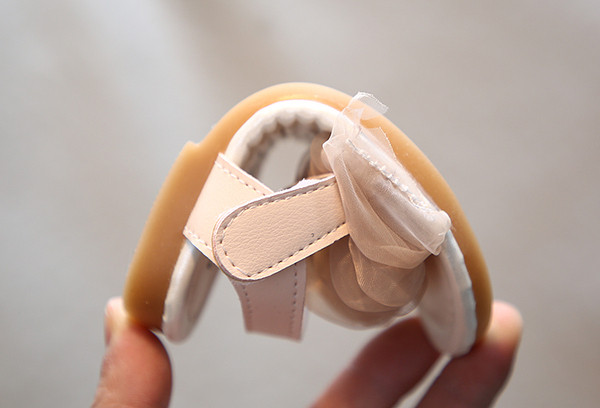 Elegantne dječje sandale sa zakrpama i tilom