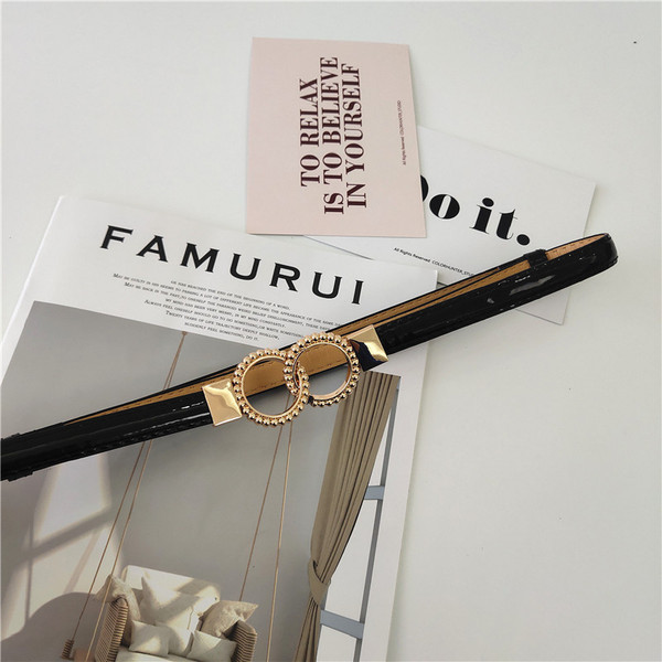 Modern női lakkbőr öv fém gyűrűkkel