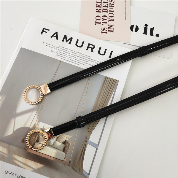 Modern női lakkbőr öv fém gyűrűkkel