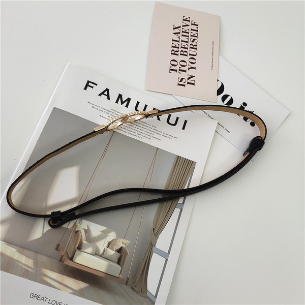 Modern női lakkbőr öv fém gyűrűkkel