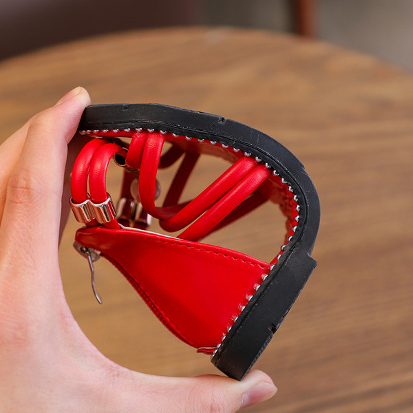 Moderne dječje sandale s perlama i patentnim zatvaračem