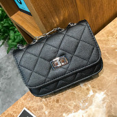 Napi női válltáska és fém csat