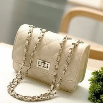 Napi női válltáska és fém csat