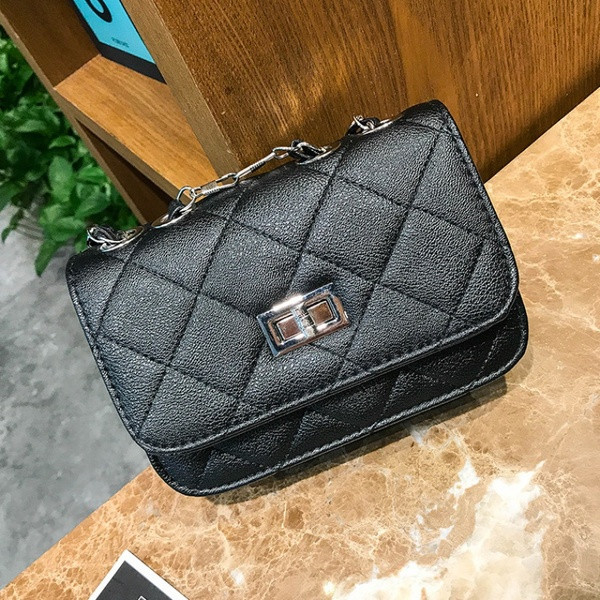 Napi női válltáska és fém csat