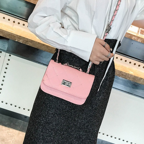 Napi női válltáska és fém csat