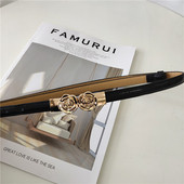 Λεπτή γυναικεία ζώνη με μεταλλικά τριαντάφυλλα σε μαύρο χρώμα