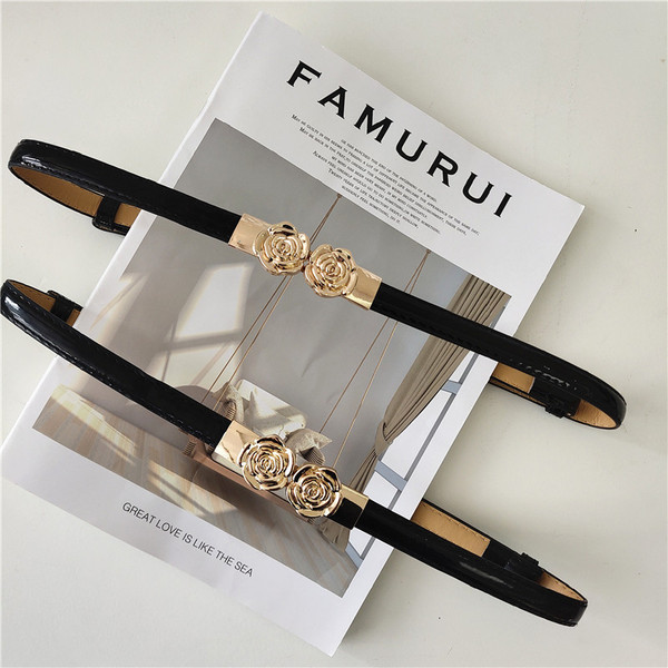 Λεπτή γυναικεία ζώνη με μεταλλικά τριαντάφυλλα σε μαύρο χρώμα