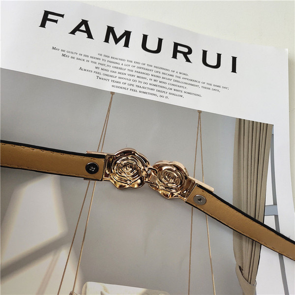 Λεπτή γυναικεία ζώνη με μεταλλικά τριαντάφυλλα σε μαύρο χρώμα