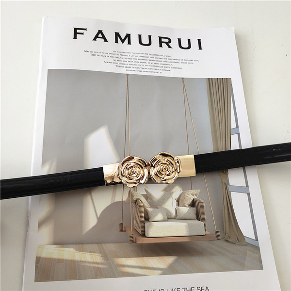 Λεπτή γυναικεία ζώνη με μεταλλικά τριαντάφυλλα σε μαύρο χρώμα