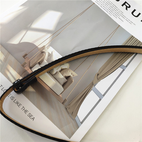 Λεπτή γυναικεία ζώνη με μεταλλικά τριαντάφυλλα σε μαύρο χρώμα